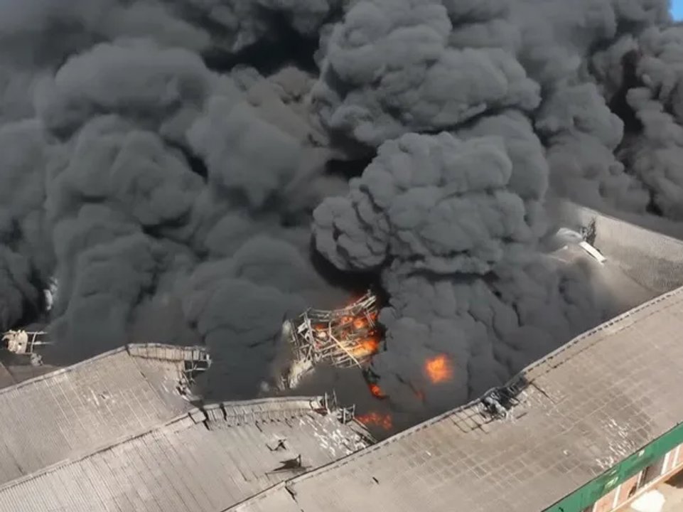 Incendio en depósito de Francisco Álvarez: bajo control y sin heridos