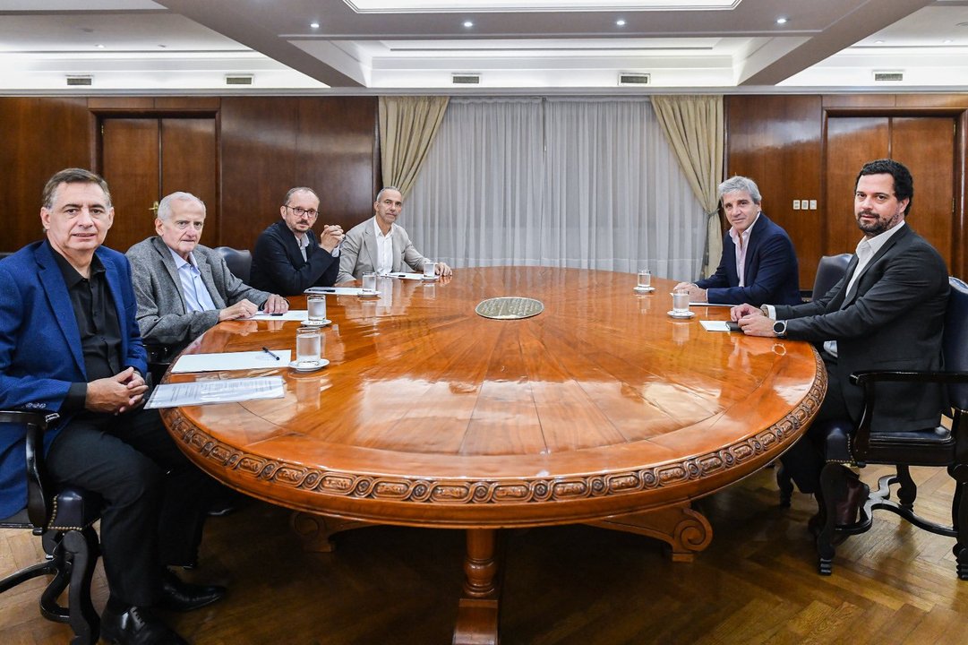 Luis Caputo reunido con directivos de Arcor y Danone por Mastellone