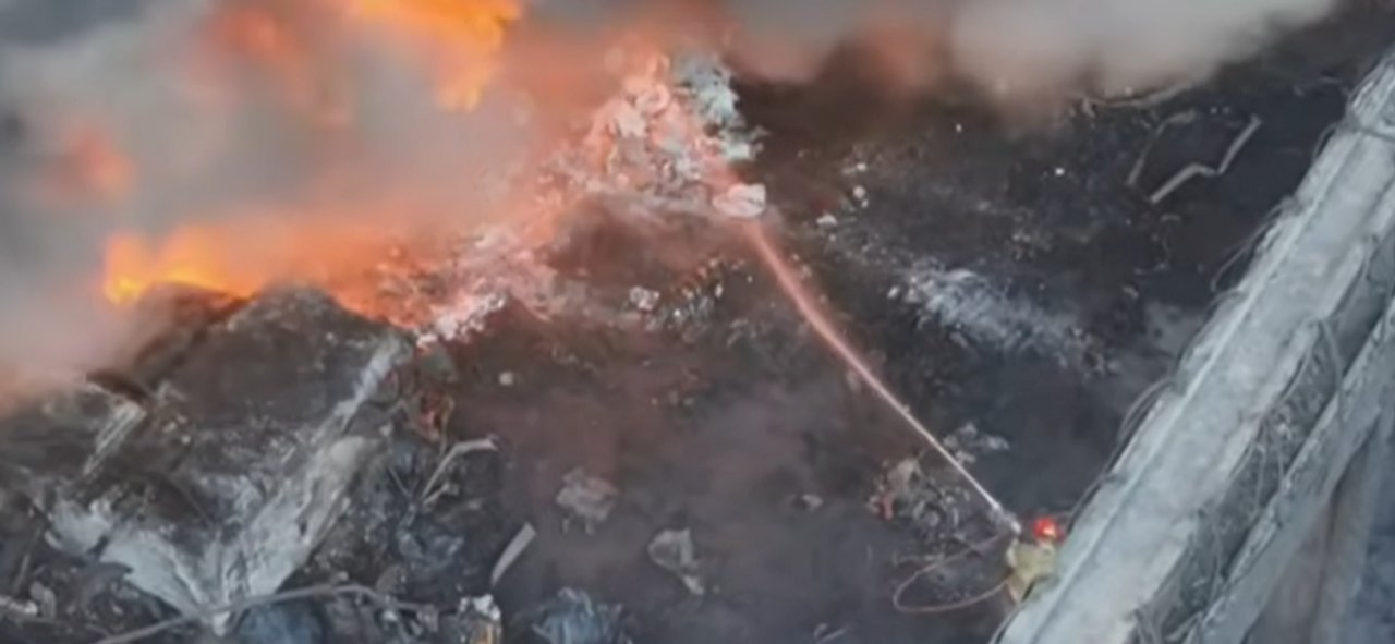 Reavivamiento del incendio en un depósito de pintura en Francisco Álvarez