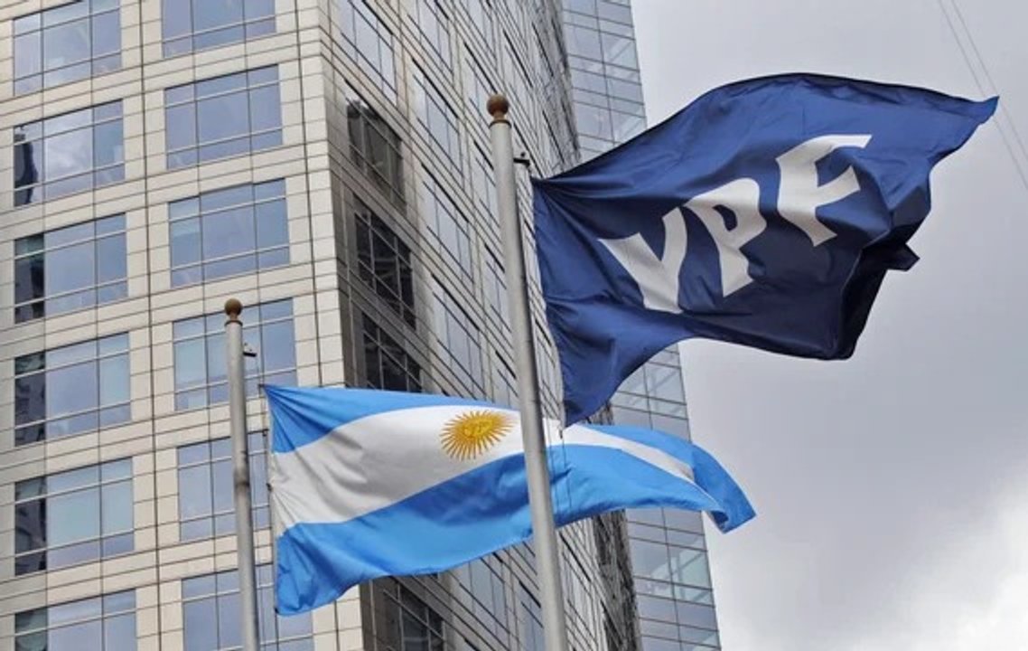 Fachada del edificio de YPF en el marco del fallo judicial en Estados Unidos