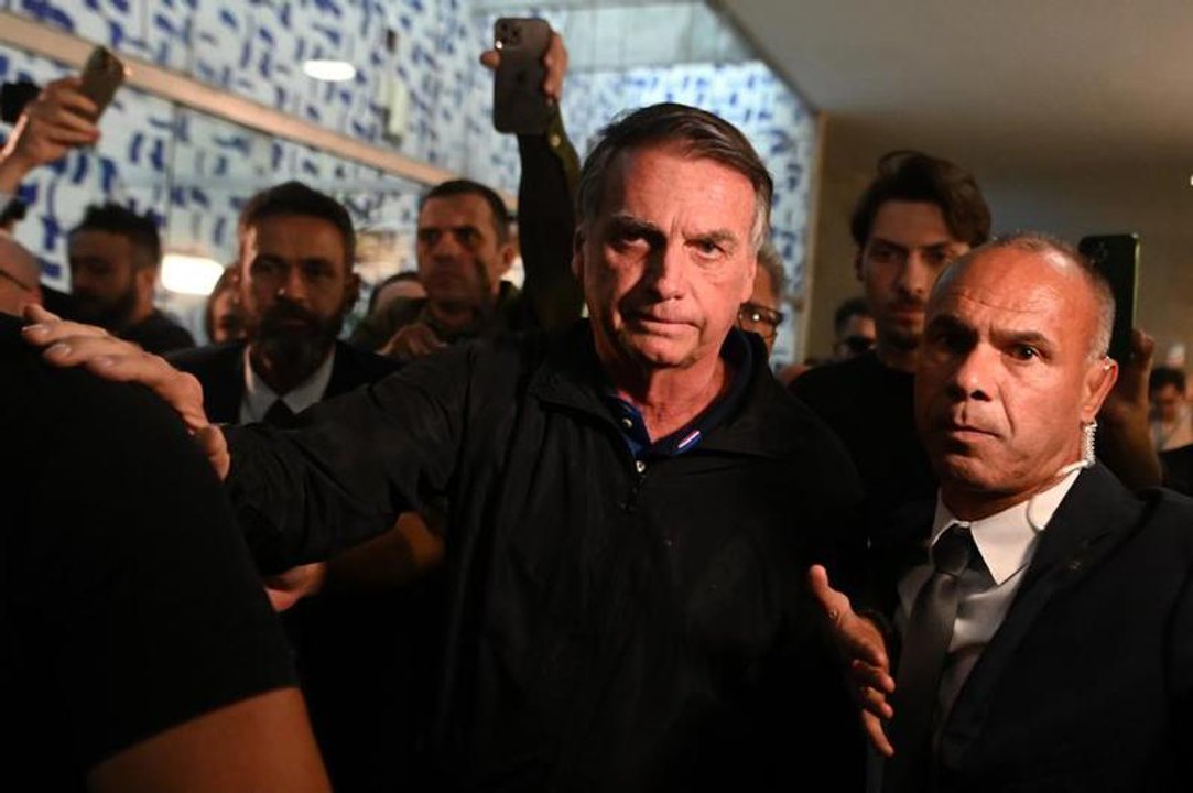 Jair Bolsonaro al recibir el alta médica para cumplir prisión domiciliaria en Brasilia