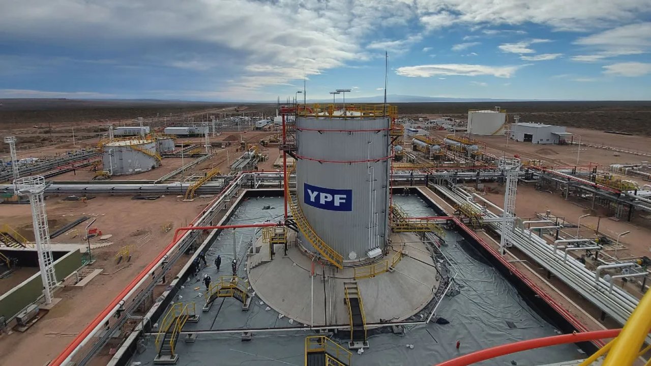 Fachada de la sede de YPF y bandera argentina