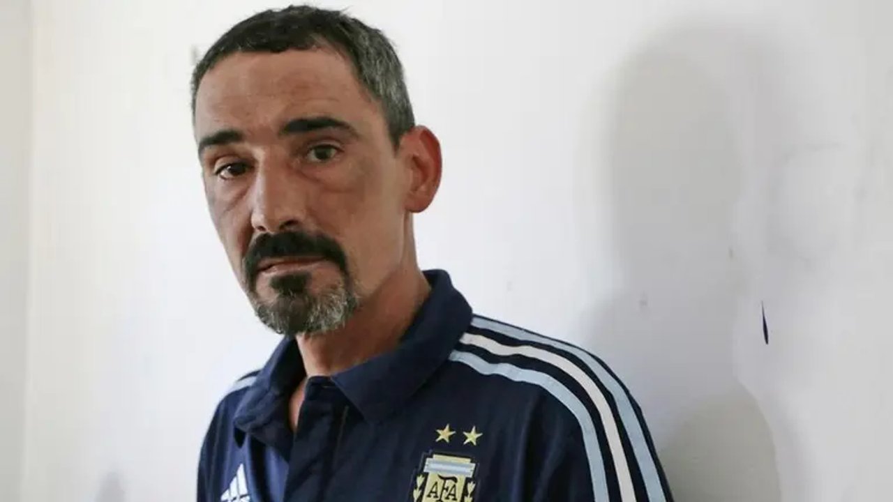 Bebote Álvarez sale de prisión y se muda a su hogar bajo monitoreo