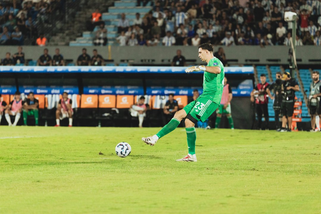 El Dibu Martínez brilla en un amistoso con triunfo para Argentina ante Mauritania