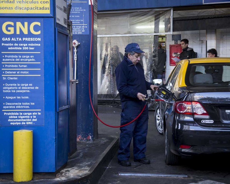 Estación de servicio en Argentina, símbolo del impacto de la suba de combustibles en la inflación
