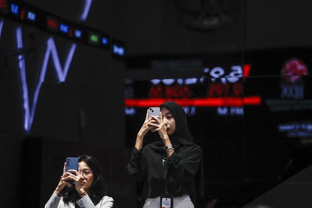 Autoridades de Indonesia anuncian restricciones a redes sociales para menores