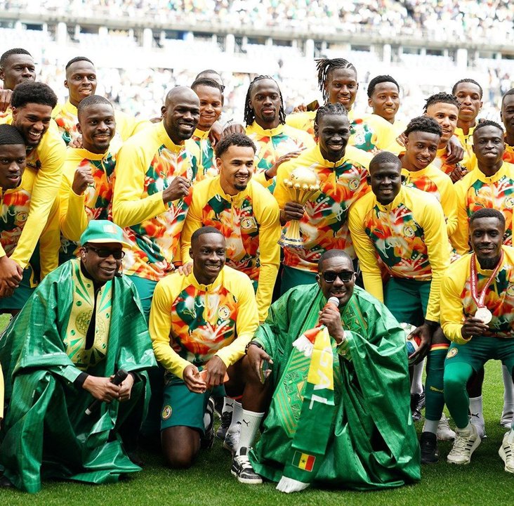 Senegal muestra su trofeo en medio de la controversia legal