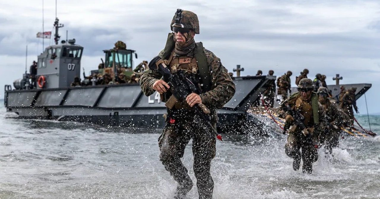 Buque USS Tripoli de la Armada de Estados Unidos en despliegue hacia Medio Oriente
