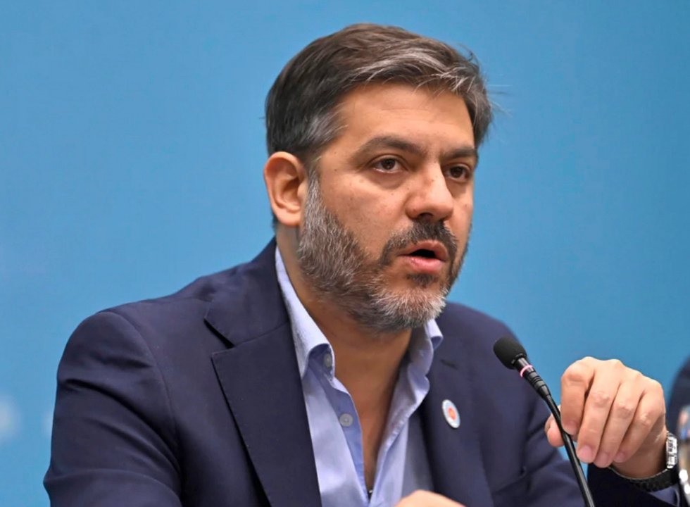 Carlos Bianco cuestiona a Javier Milei por el fallo de YPF en Nueva York