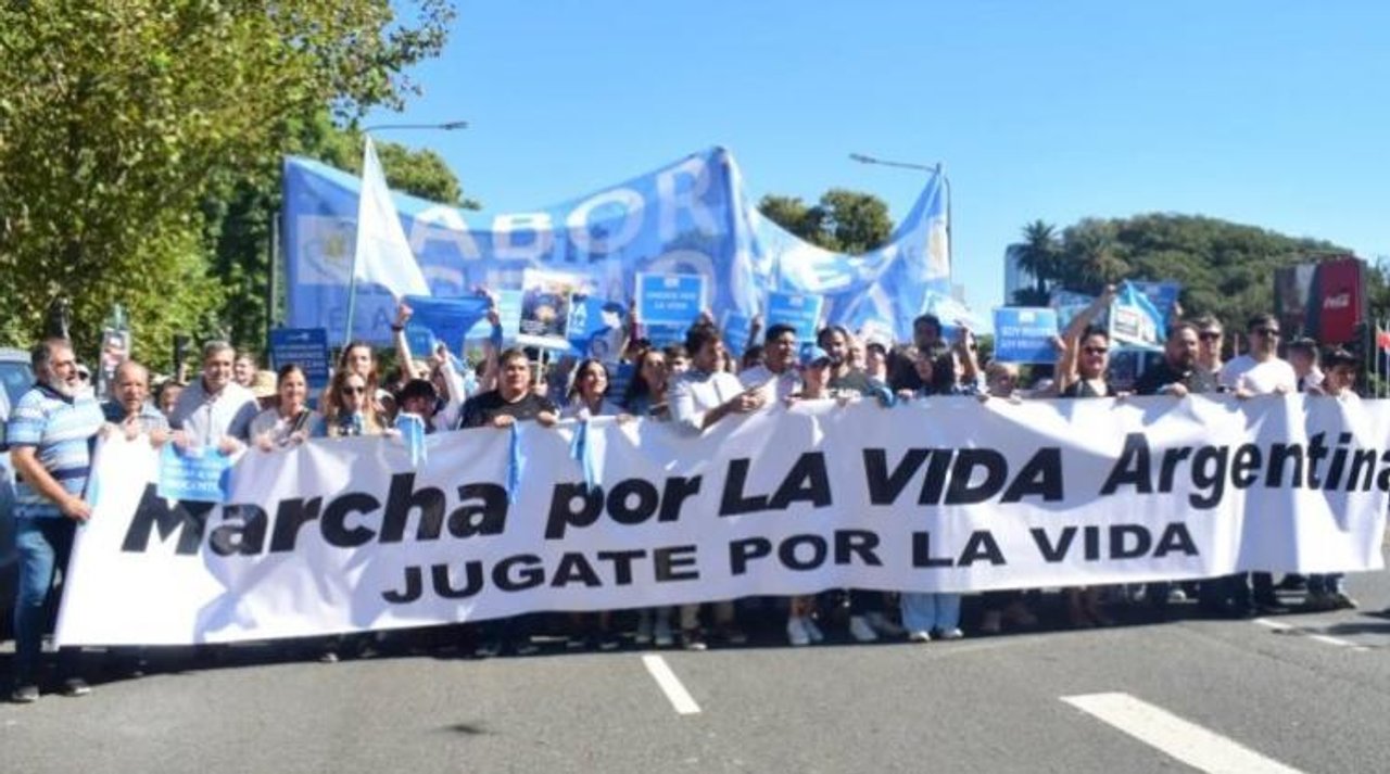 Manifestantes durante la Marcha por la Vida en Plaza Italia, Ciudad de Buenos Aires
