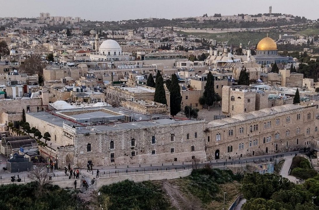 Fieles y fuerzas de seguridad en las inmediaciones de la Iglesia del Santo Sepulcro, en Jerusalén