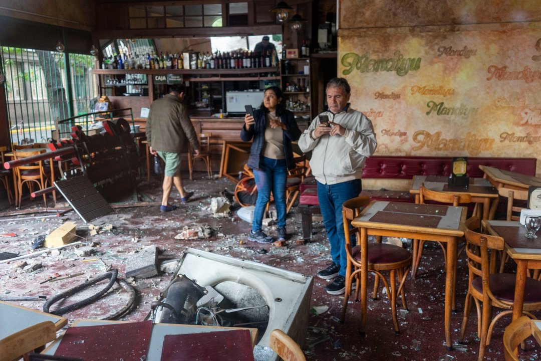 Impactante choque en Constitución: patrullero se incrusta en pizzería