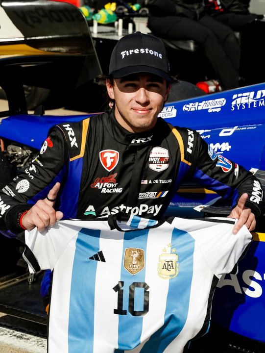 Alessandro de Tullio celebra su primera victoria en Indy NXT en Barber