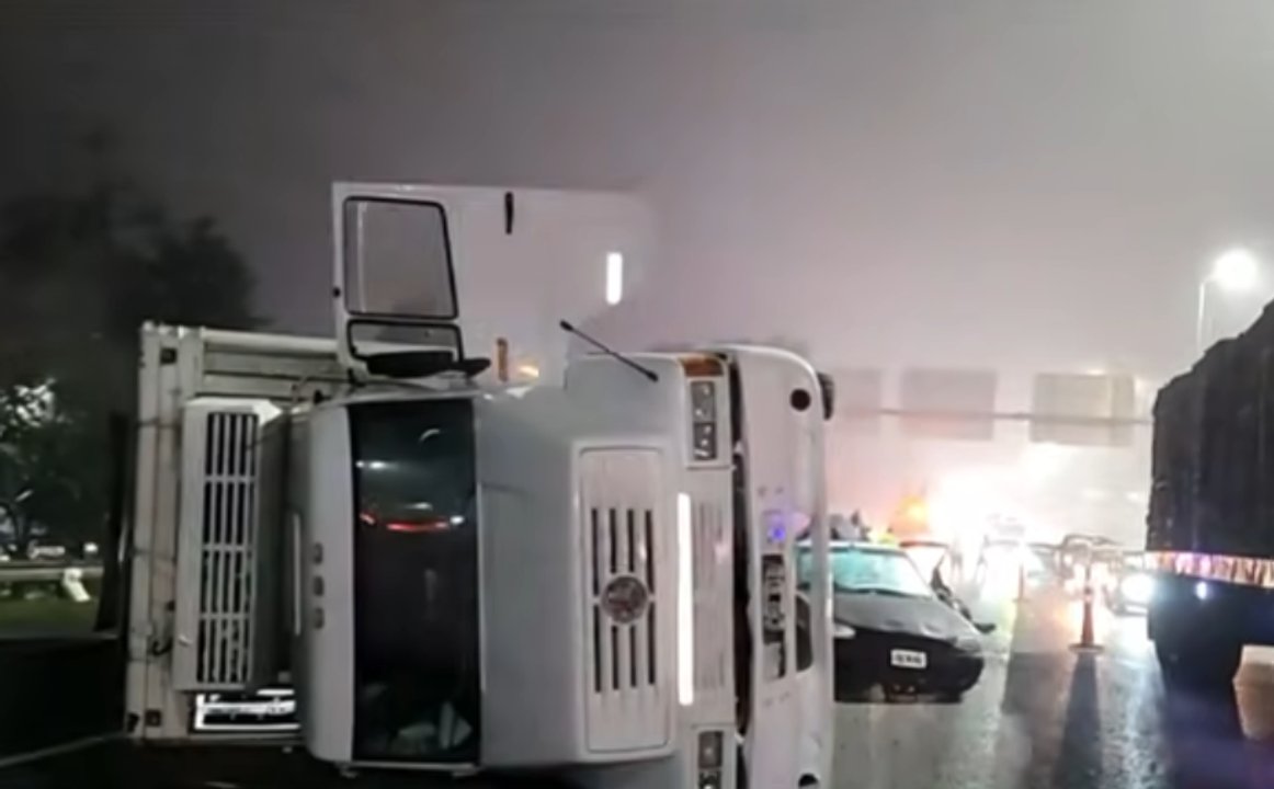 Accidente en la Autopista Riccheri: volcó un camión y hay tráfico reducido