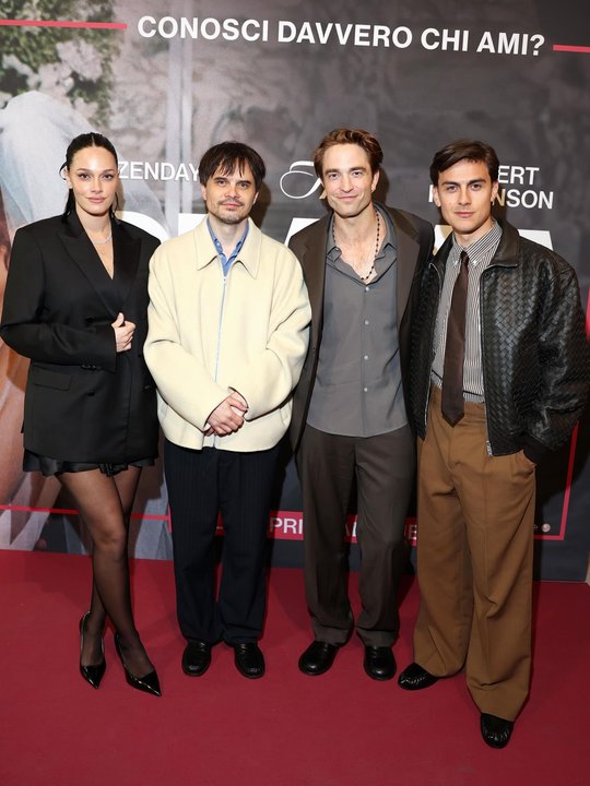 Oriana Sabatini, Paulo Dybala y Robert Pattinson posan tras la avant premiere en Roma