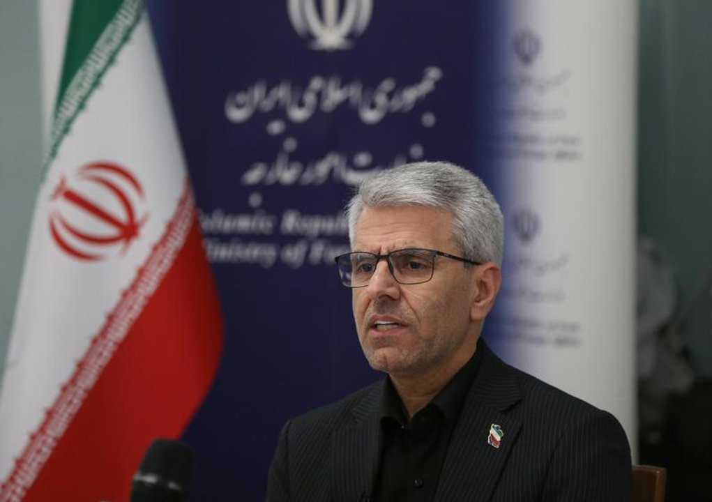 Bandera de Irán frente a instalaciones nucleares