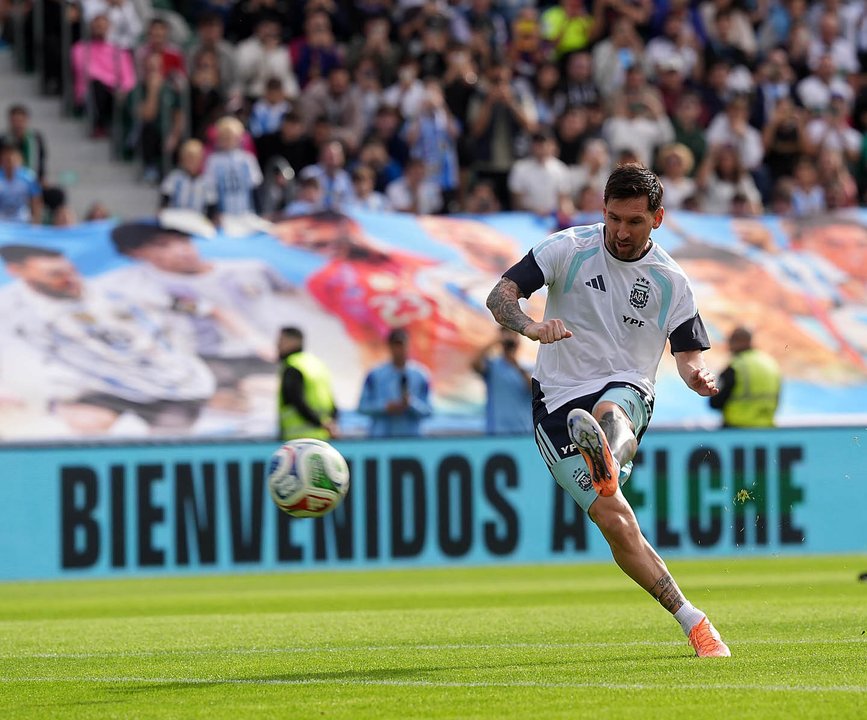 Scaloni confirma la titularidad de Messi ante Zambia