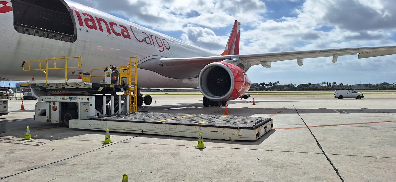 Operaciones de carga aérea en aeropuerto latinoamericano