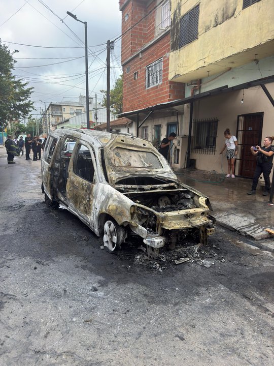 Incendio de vehículo en Villa Soldati deja al conductor con quemaduras