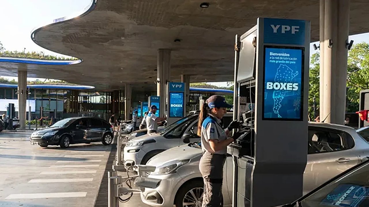 Estación de servicio en Argentina con aumento de precios de combustibles
