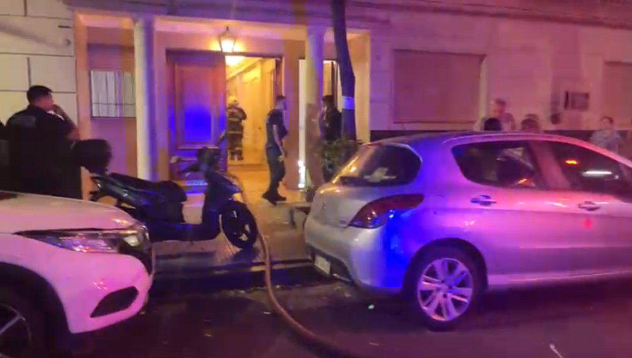 Incendio en Palermo: evacuación y atención a policías por humo