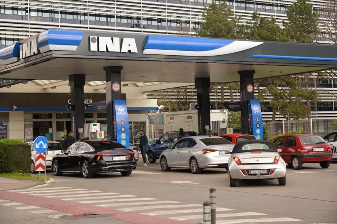 Estación de servicio con aumento en los precios de los combustibles