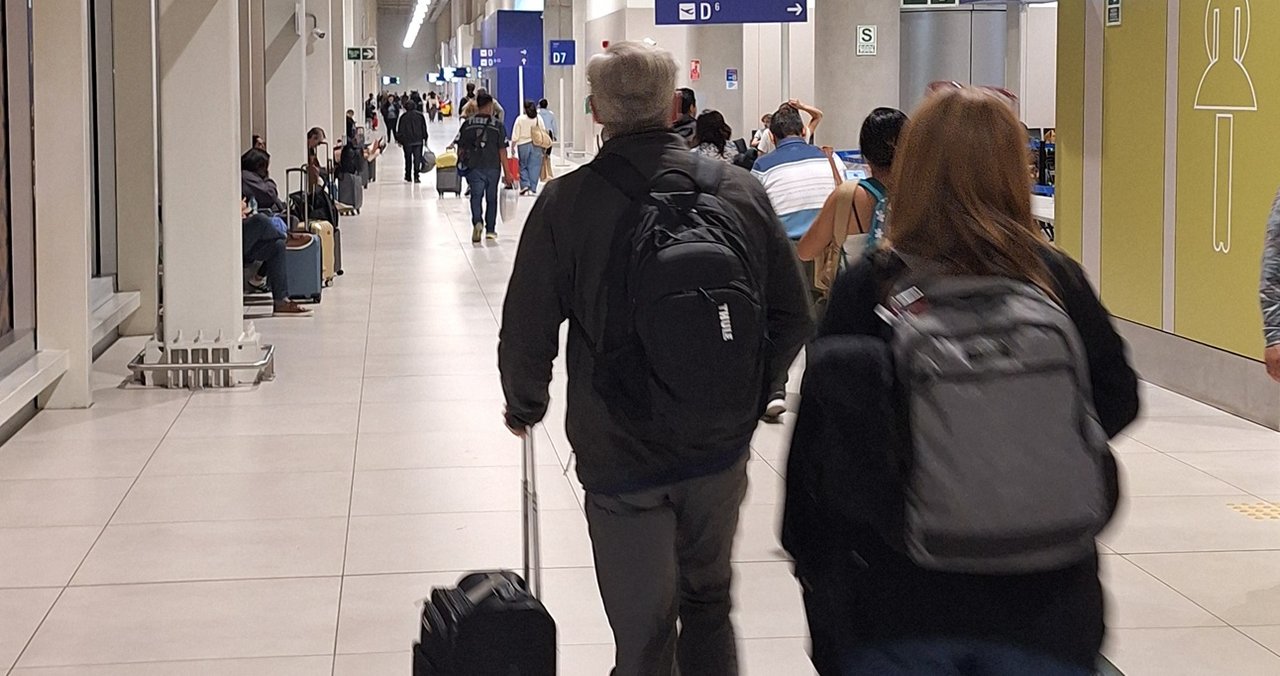 Aviones comerciales en pista en un aeropuerto latinoamericano