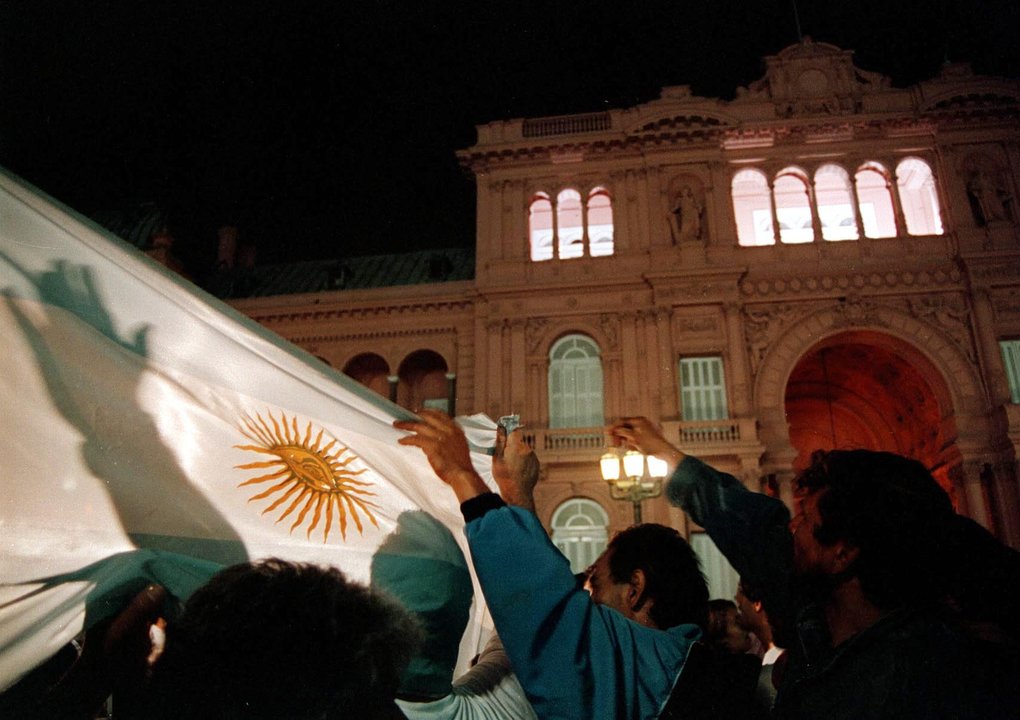 Edificio judicial y bandera argentina, símbolo de reformas institucionales