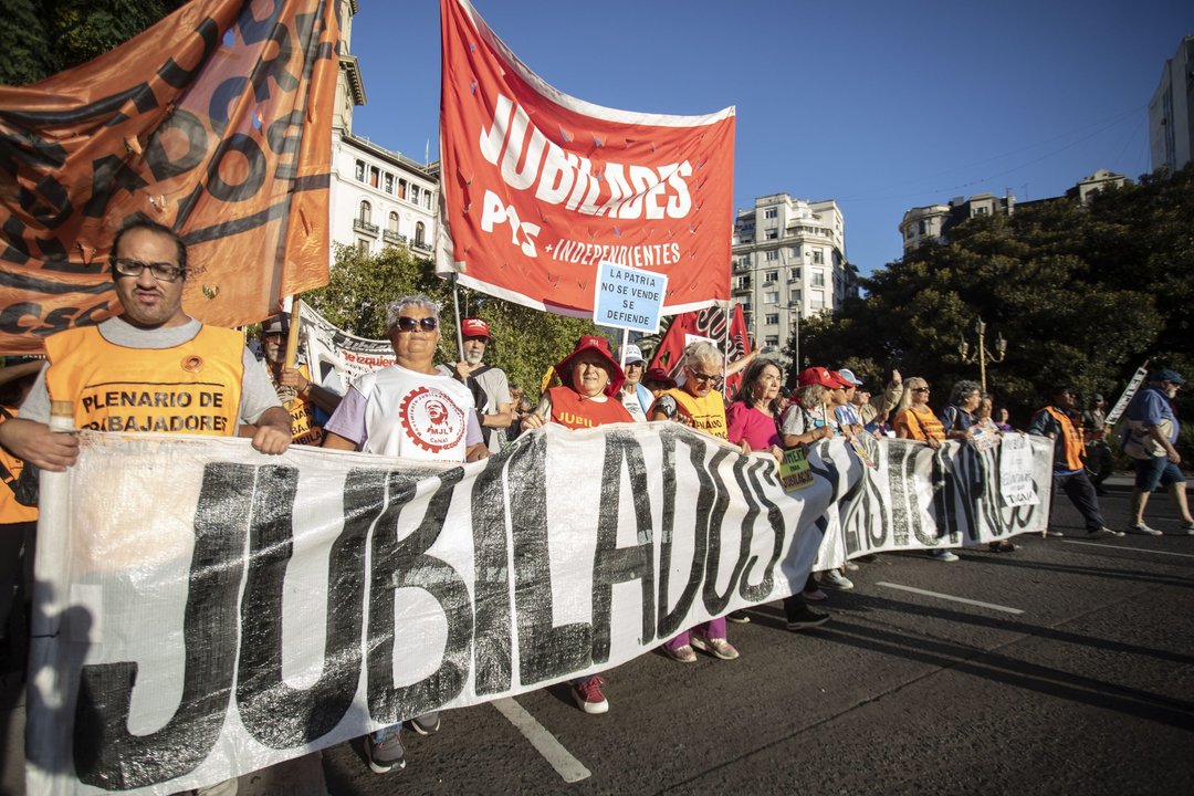 Jubilados reclamando aumento de emergencia frente al Congreso