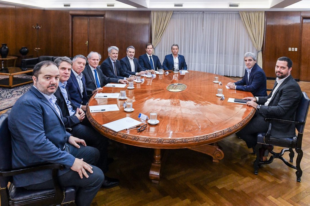 Luis Caputo junto a supermercadistas en una reunión sobre tasas municipales
