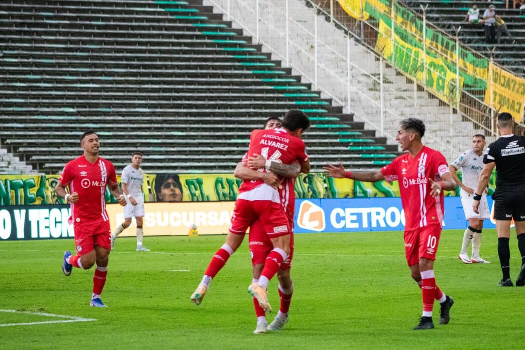 Argentinos Juniors se impuso a Aldosivi en Mar del Plata bajo la lluvia