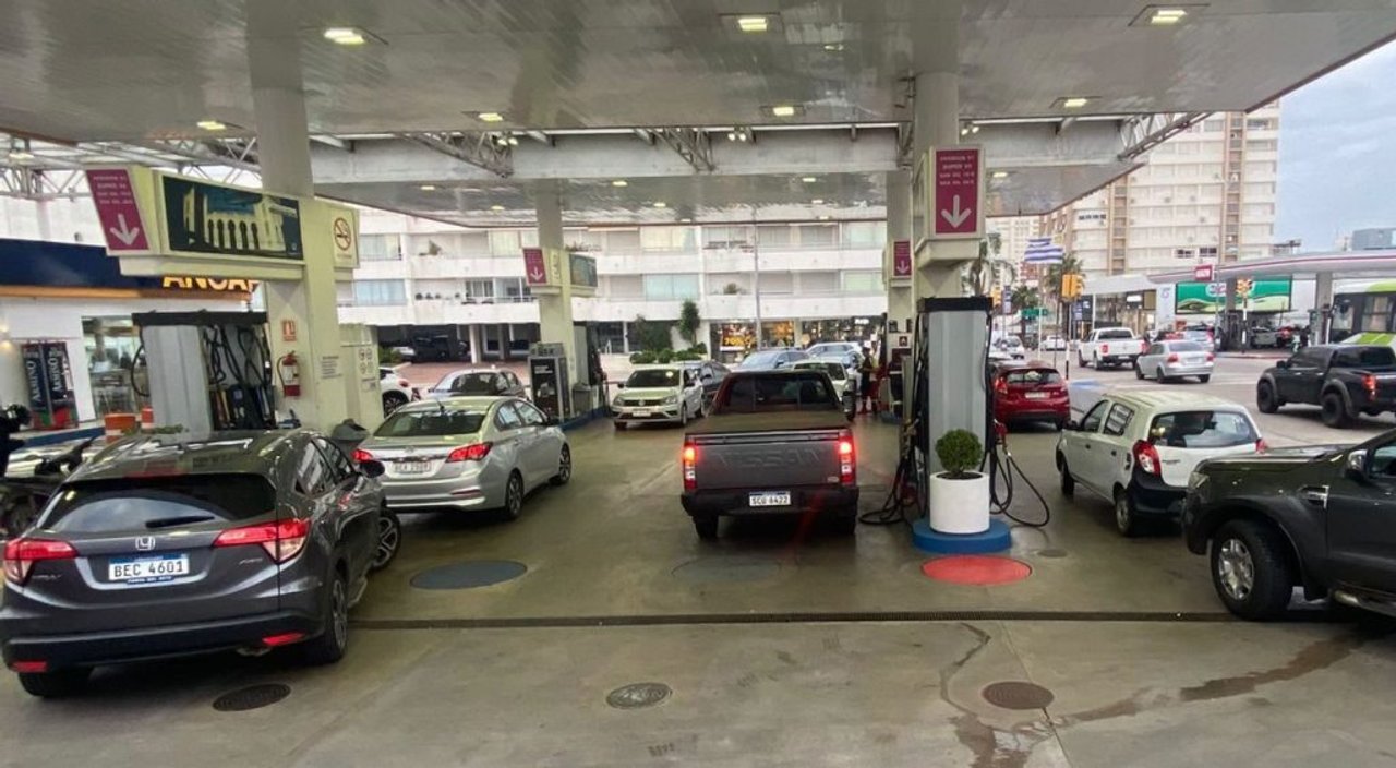Colas de autos en estaciones de servicio por suba de naftas