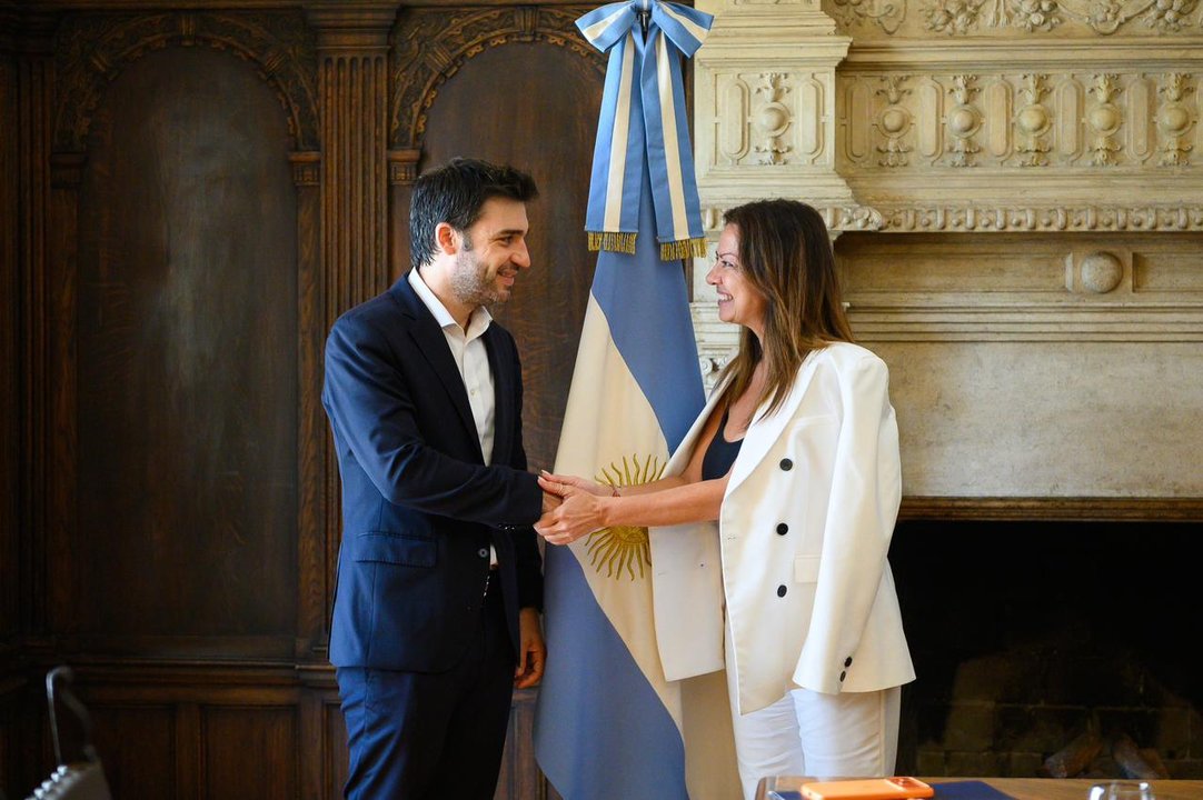 Ignacio Torres y Sandra Pettovello al firmar el acuerdo por la deuda previsional de Chubut