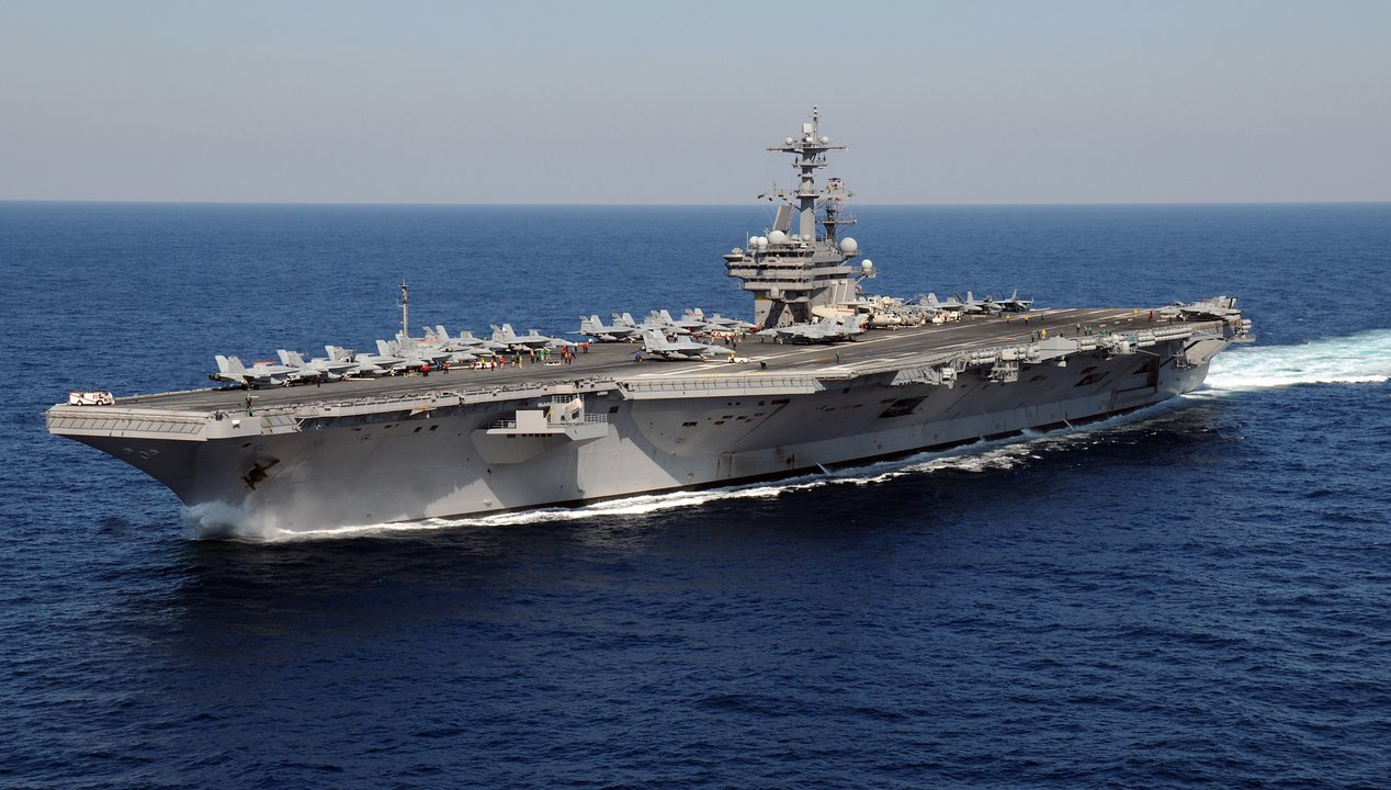Portaaviones USS George H.W. Bush navegando con su grupo de ataque en Medio Oriente