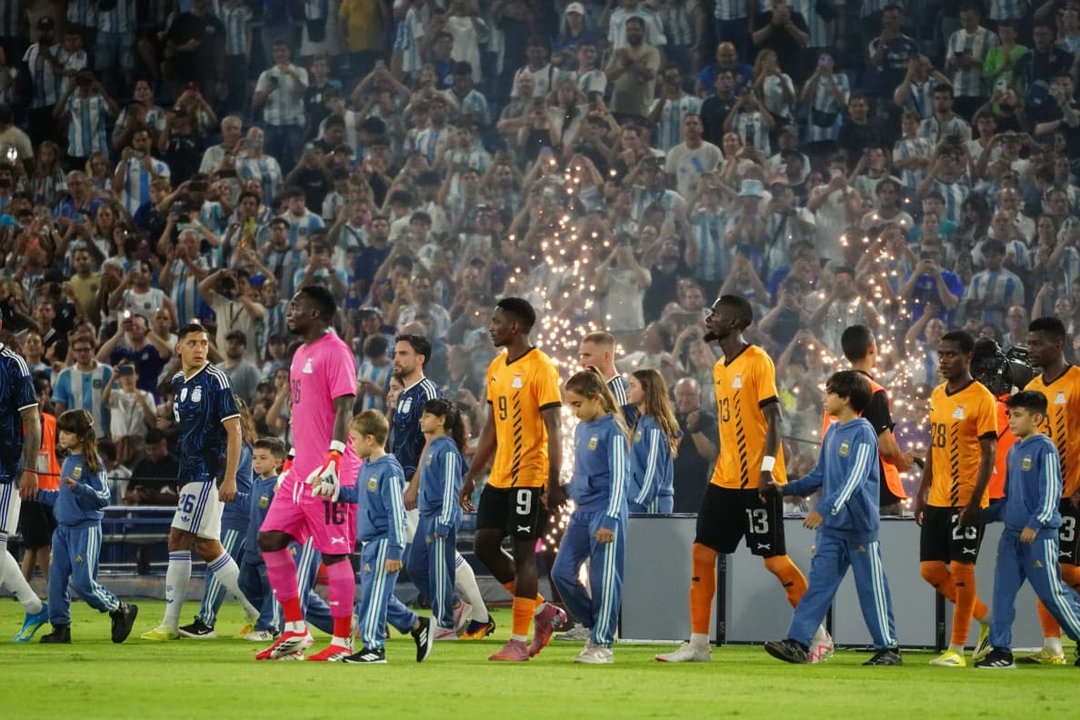 Emocionante interpretación del himno argentino antes del duelo con Zambia