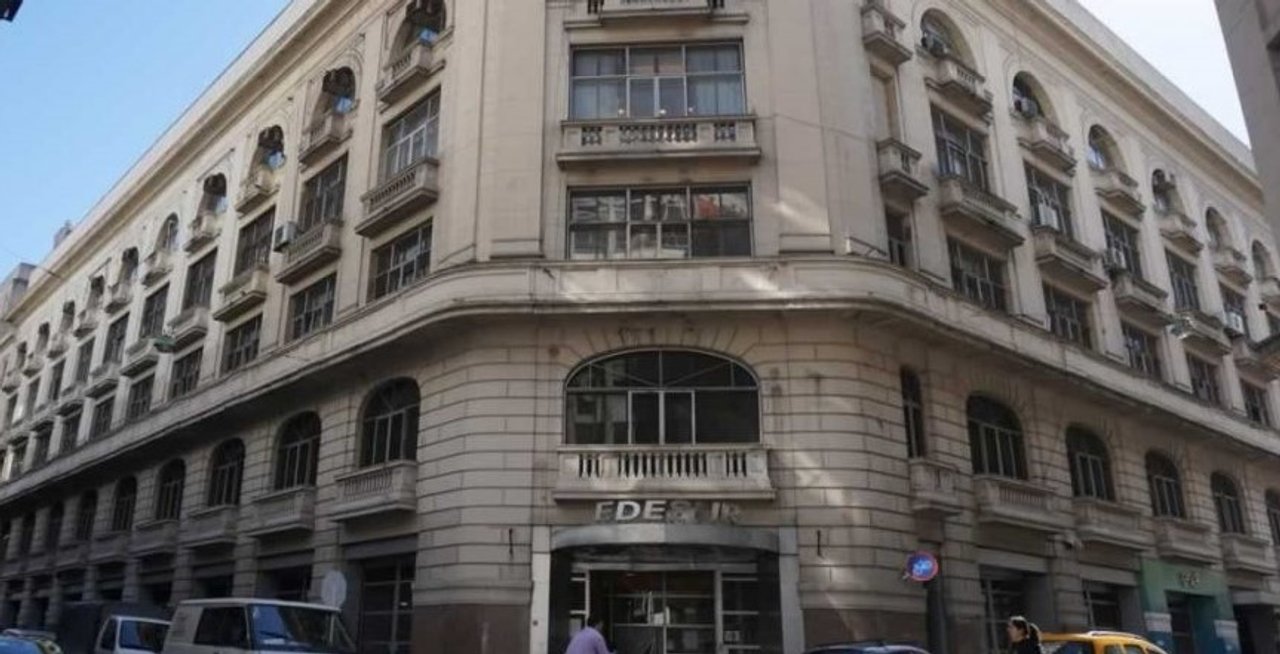 Derrumbe en edificio de Edesur en Monserrat: sin heridos