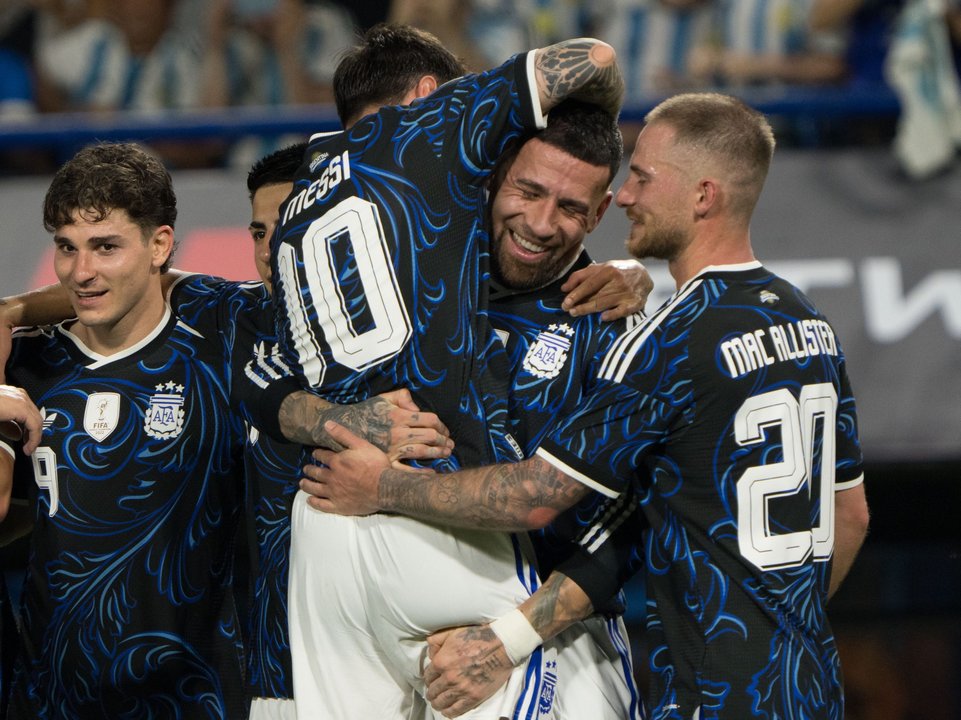 Nicolás Otamendi festeja su gol de penal para la Selección argentina ante Zambia