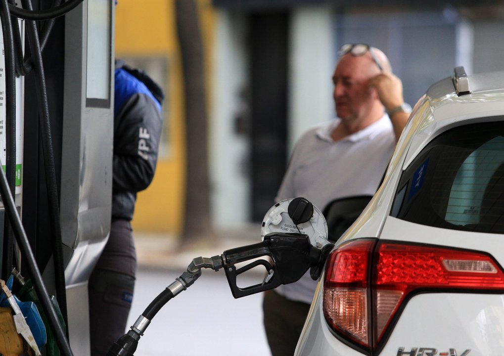 Surtidores de combustible en estación de servicio
