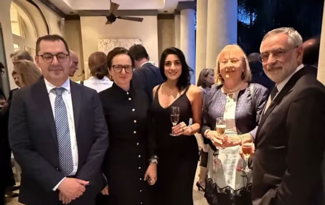 Juliana Santillán junto a diplomáticos en un cóctel de la Unión Europea