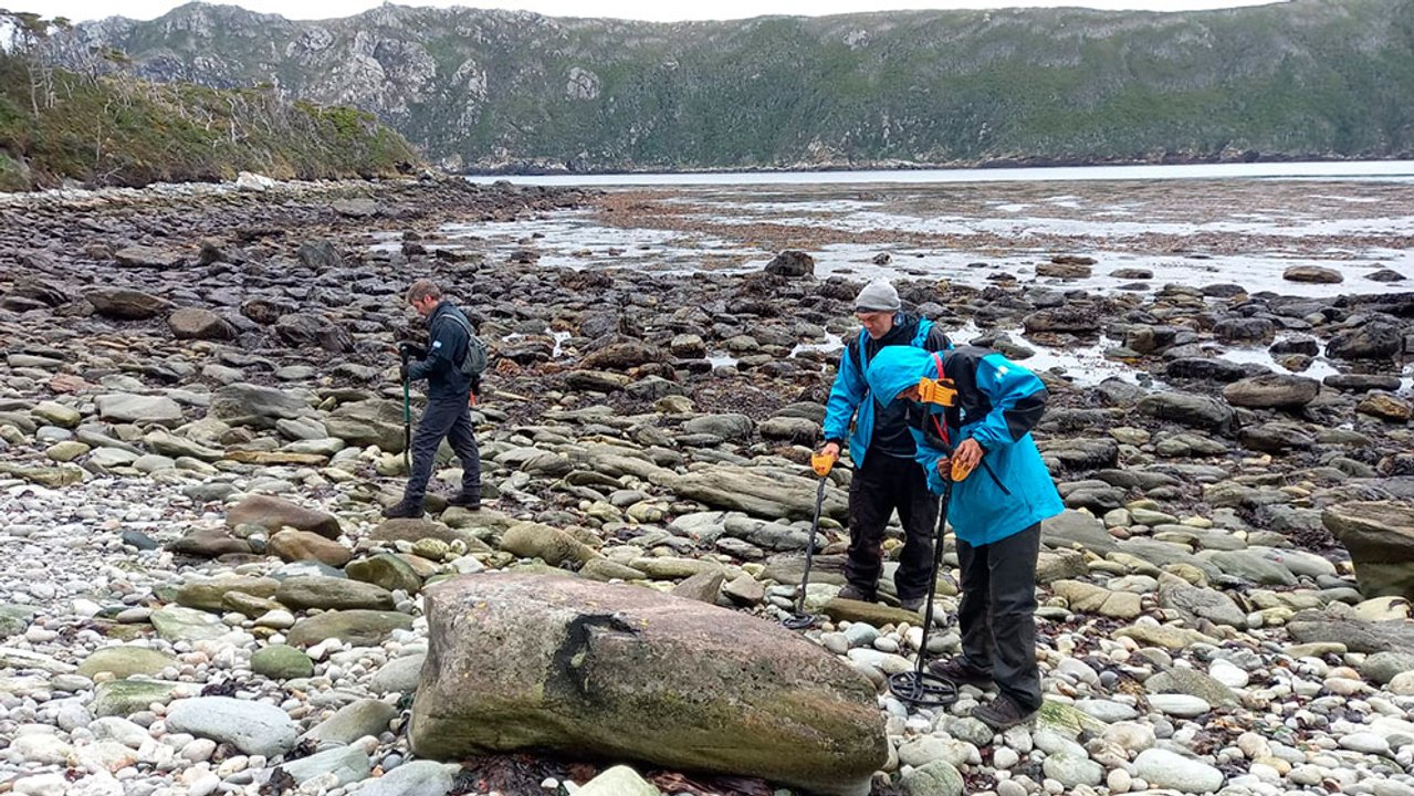 Equipo arqueológico en la Isla de los Estados