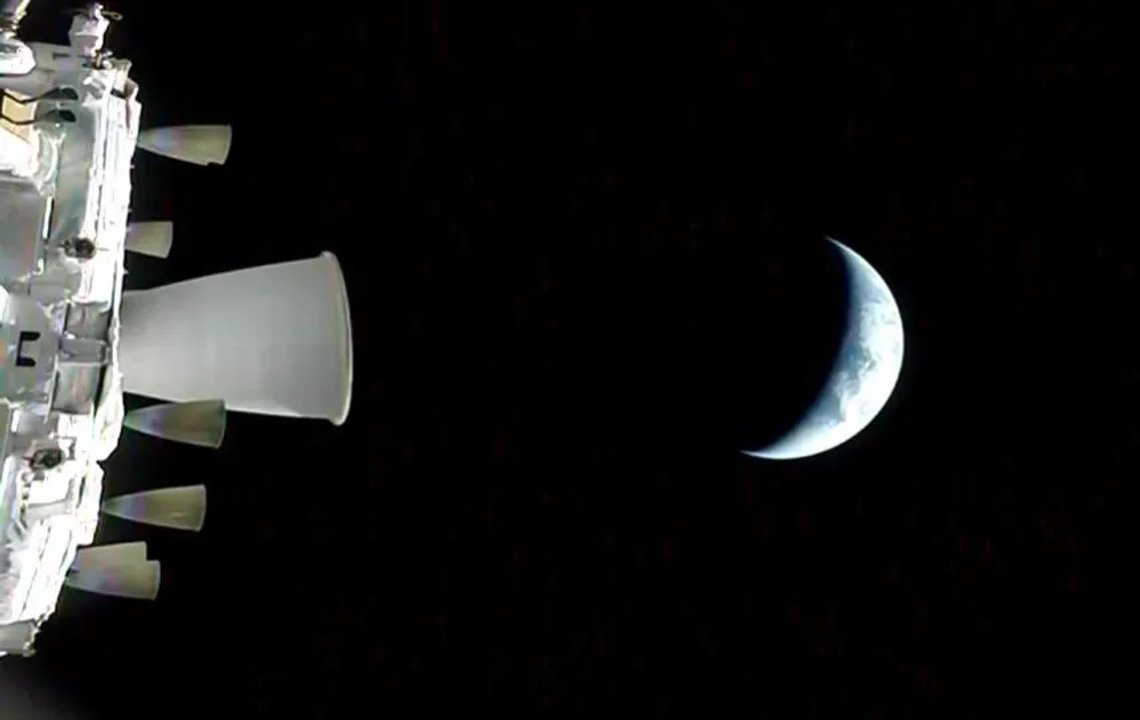 Visualización artística de la nave Orión en órbita terrestre