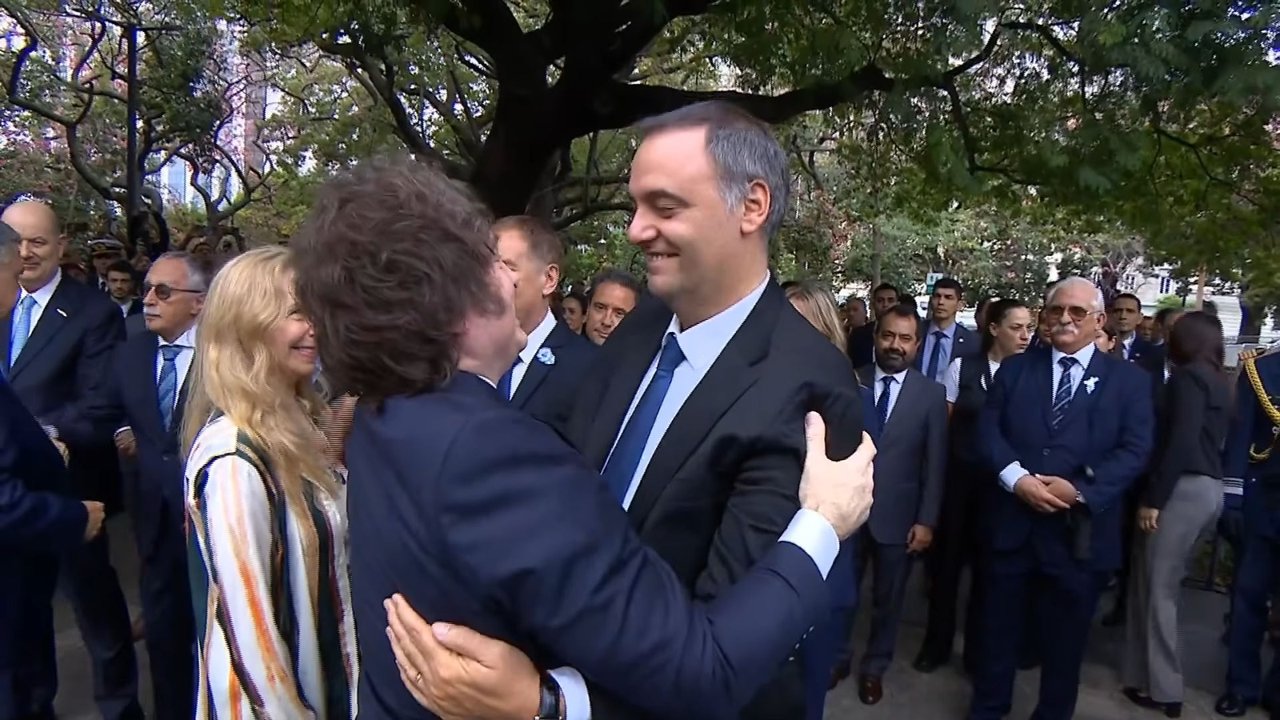 Javier Milei abraza a Manuel Adorni en el acto por Malvinas