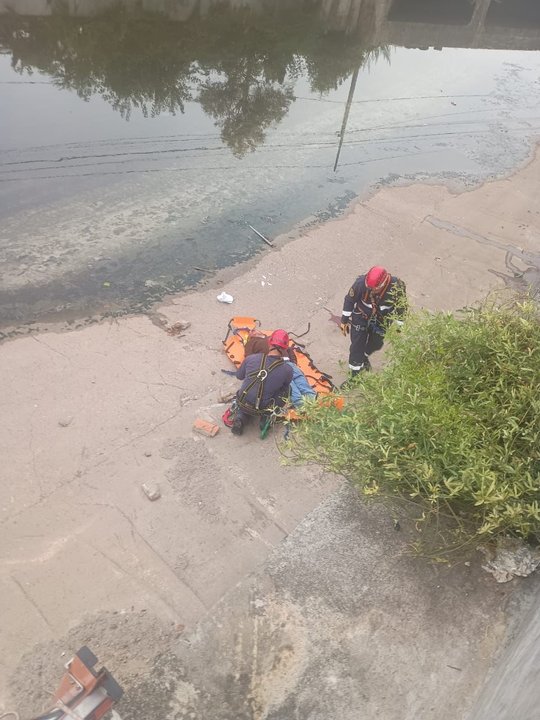 Descubren un cadáver en el Arroyo El Gato de La Plata