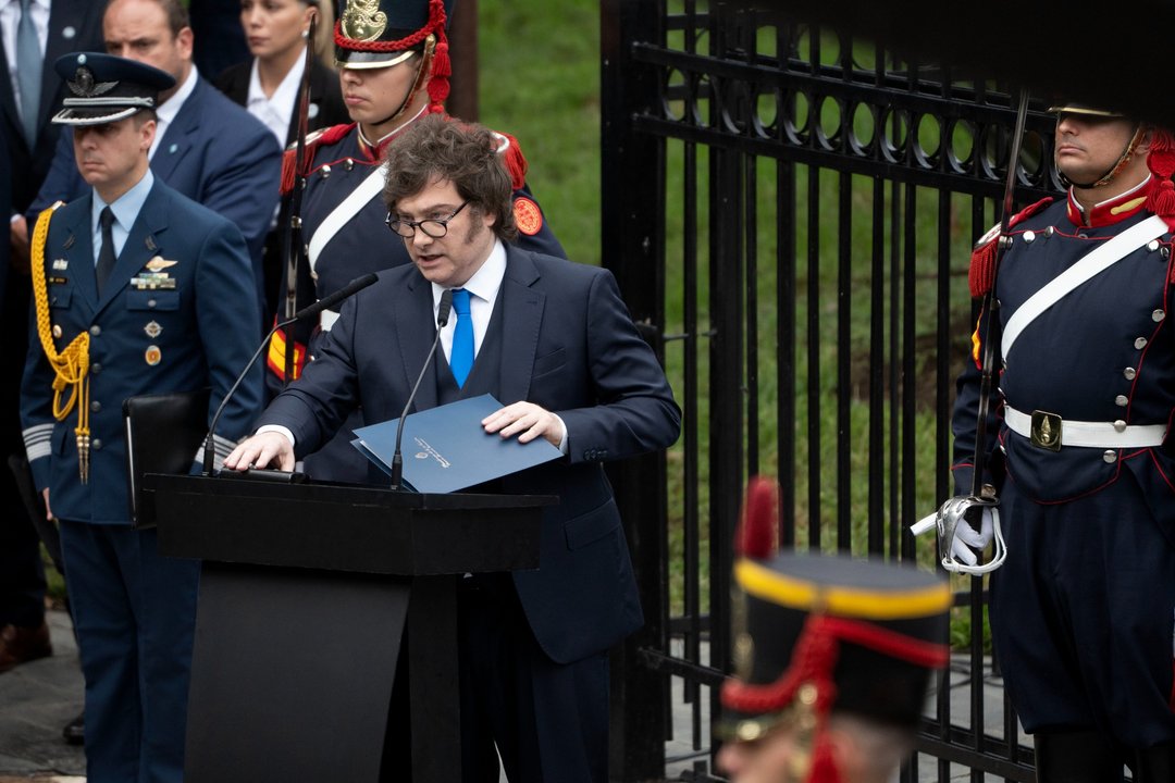 Javier Milei y Manuel Adorni en el acto por Malvinas en Plaza San Martín