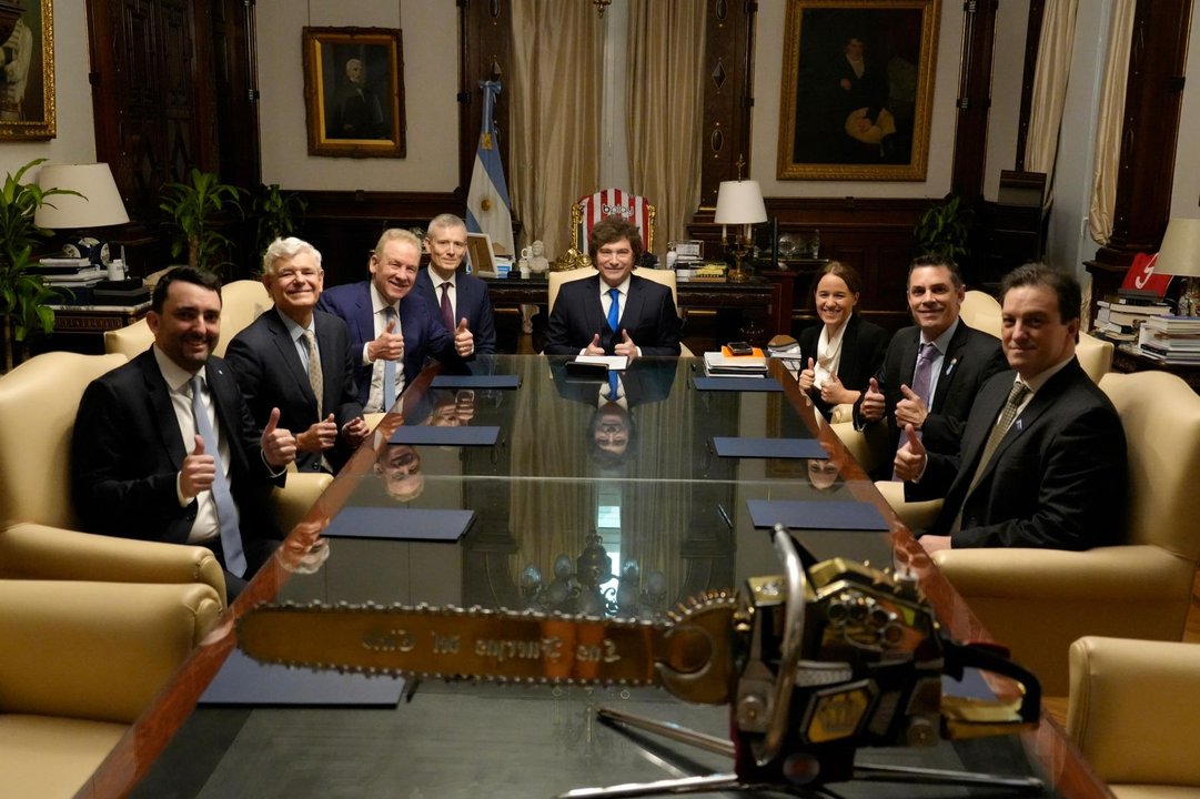 Javier Milei junto a los abogados del estudio Sullivan & Cromwell en Casa Rosada