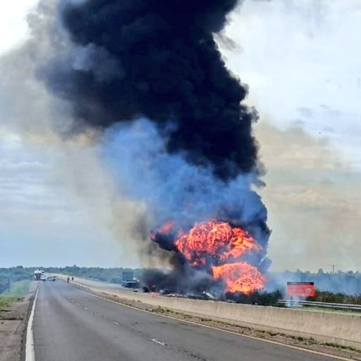 Choque de camiones provoca incendio en la ruta 14 de Gualeguaychú