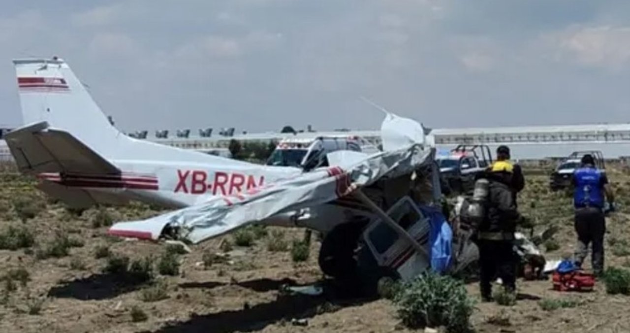 Tareas de rescate tras la caída de una avioneta en Puebla, México