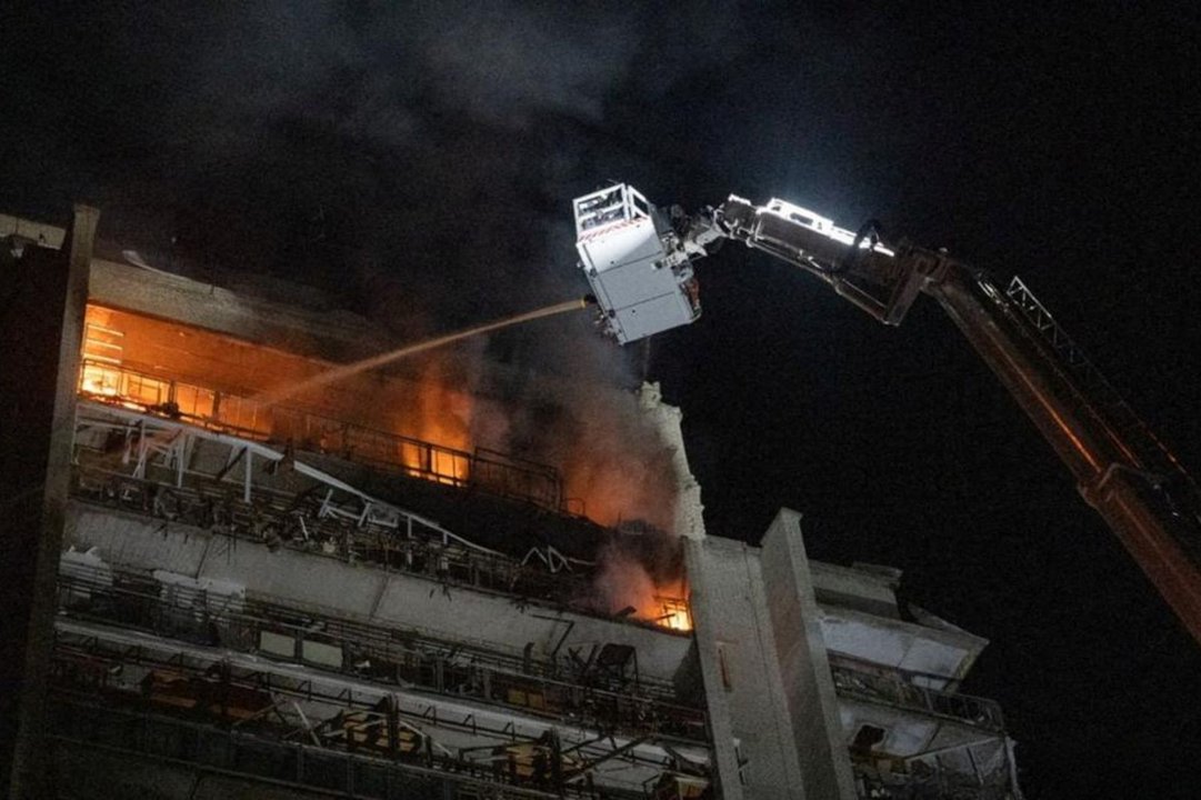 Bomberos y rescatistas trabajan tras un ataque ruso en Ucrania