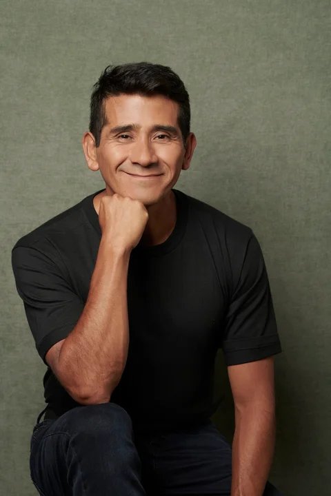 El actor Osqui Guzmán durante una recorrida con el CELS