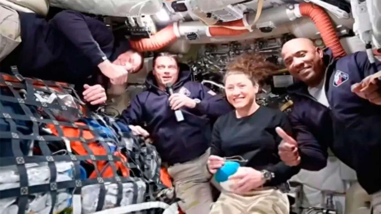 Comandante de Artemis II utilizando computadoras a bordo de la nave Orión